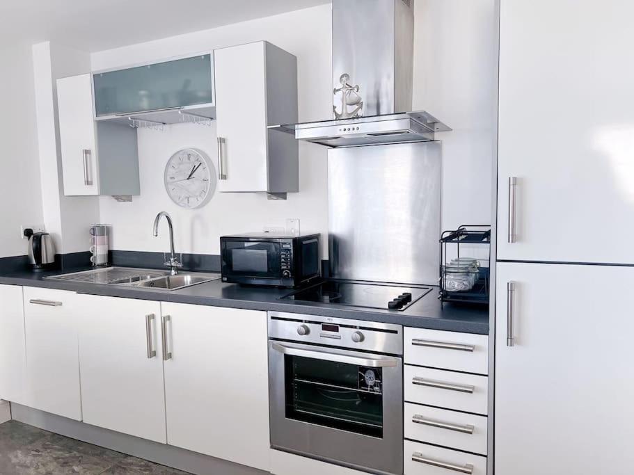 Stylish Seaview One-Bedroom Apt Swansea Exterior photo